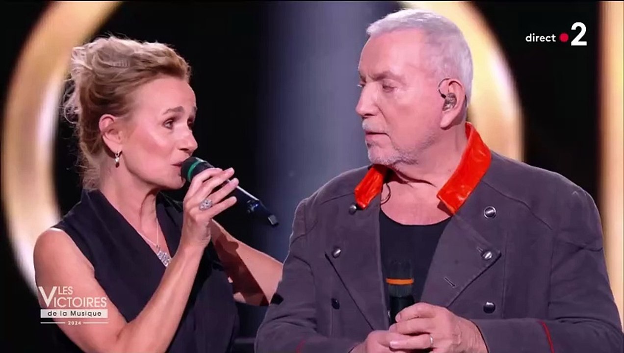 Victoires de la Musique : Les larmes de Bernard Lavilliers, 77 ans, qui n'a pu contenir ses larmes face à l'hommage qui lui a été rendu par Terrenoire, Jeanne Cherhal, Olivia Ruiz, Catherine Ringer et Faada Freddy.