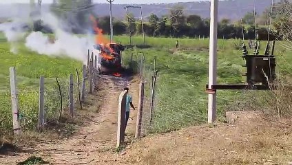 कड़बी से भरी पिकअप गाड़ी में लगी आग, देखें वीडियो