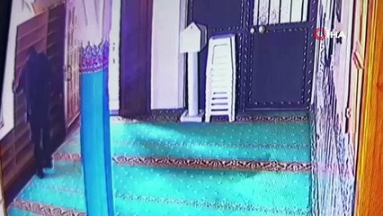 Cemaatin ayakkabılarını denedi, kendine olanı çaldı