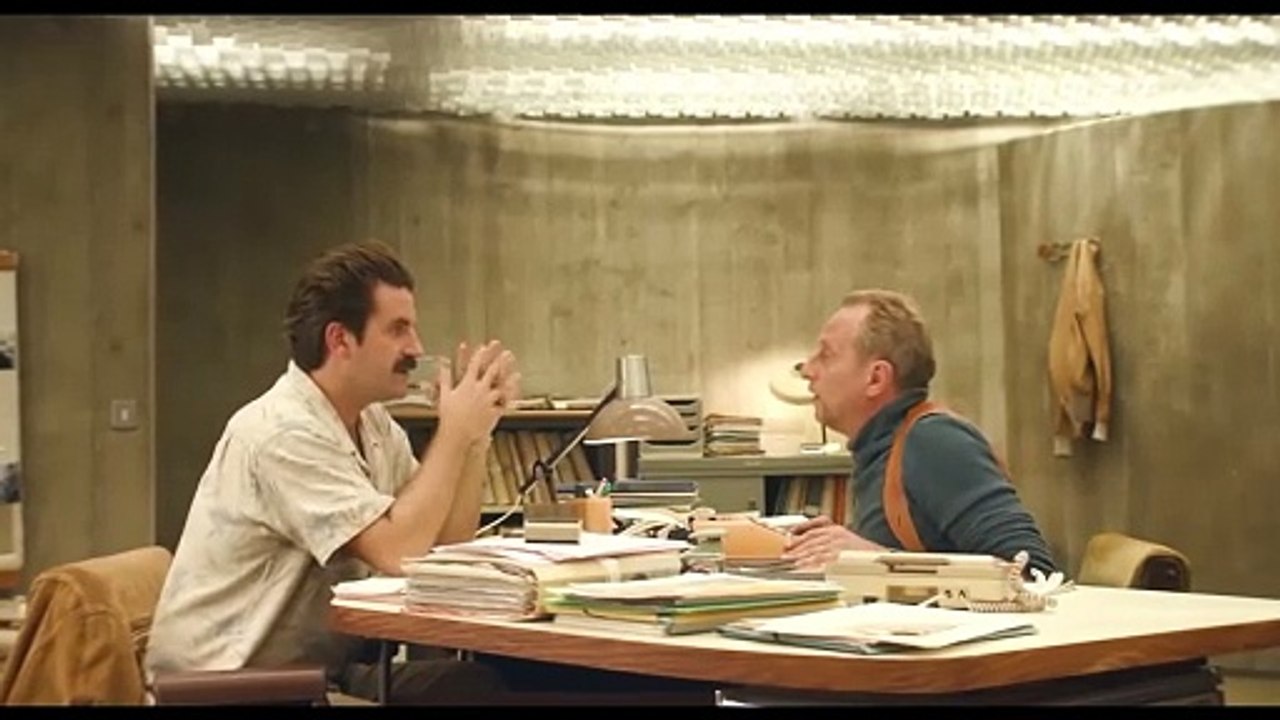 La bande-annonce du film Au Poste !. L'un des scenarios qui ont le plus fait rire Benoît Poelvoorde.