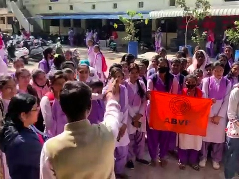 Video: कॉलेज पहुंचकर अखिल विद्यार्थी परिषद ने किया ऐसा प्रदर्शन