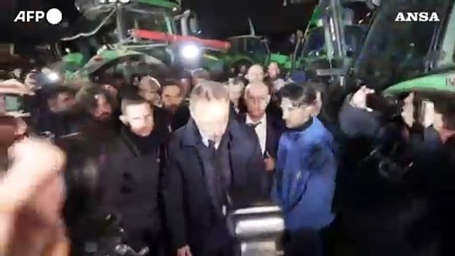 Lollobrigida al presidio dei trattori, saluti e strette di mano