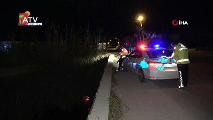 Alkollü sürücünün kanala uçtuğu motosiklet halatla çıkarıldı