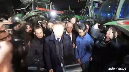 Скачать видео: Il ministro Lollobrigida va al presidio degli agricoltori