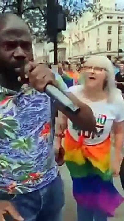 Ça chauffe à #Londres entre fervents partisans et adversaires de l’homosexualité avec au milieu, policiers, renseignements généraux et simples bandeaux