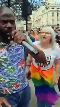 Ça chauffe à #Londres entre fervents partisans et adversaires de l’homosexualité avec au milieu, policiers, renseignements généraux et simples bandeaux