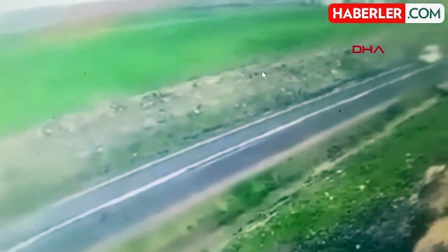 4'ü ağır 6 kişinin yaralandığı kaza anı kamerada! Minibüsün motoru böyle fırladı