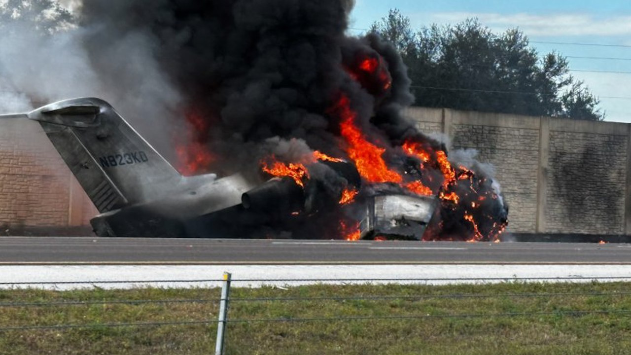 États-Unis : un jet privé se crashe sur une autoroute en Floride et prend feu