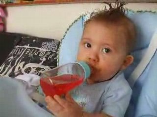 Lizandro entrain de manger le 3 avril 2008