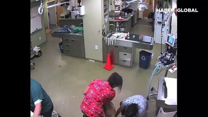 Aşıdan korkan köpek kendisini zapt etmeye çalışan kadını da yanına alıp kaçtı!