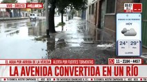 Siempre que llovió se inundó: vecinos sacan el agua de sus casas