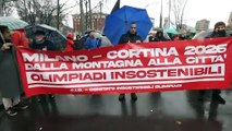 Milano, centinaia protestano contro le Olimpiadi Invernali: il video