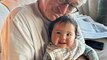 #Papa c’est aussi un #métier ! Robert DE NIRO, 80 ans, et sa petite fille Gia, 10 mois, se blottissent sur une rare photo de famille #robertdeniro