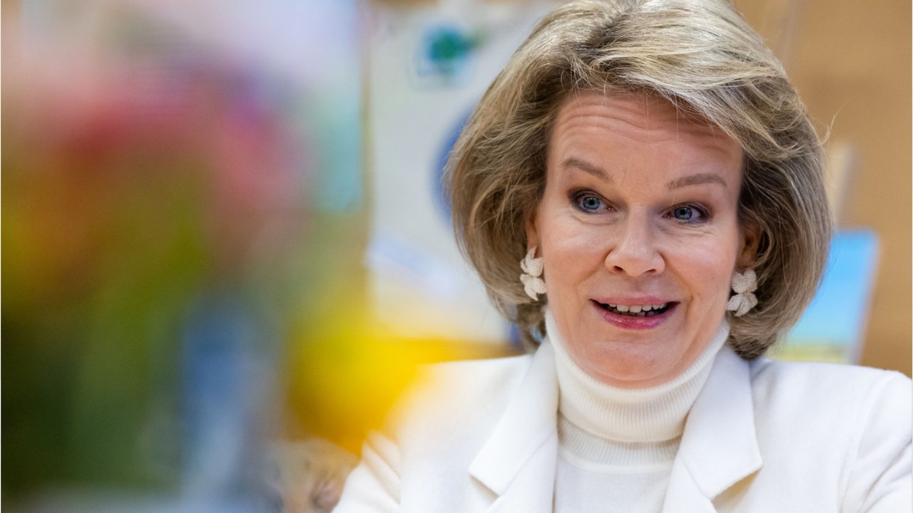 GALA VIDEO - Mathilde de Belgique à la rencontre des enfants : cet adorable cliché qui nous attendrit