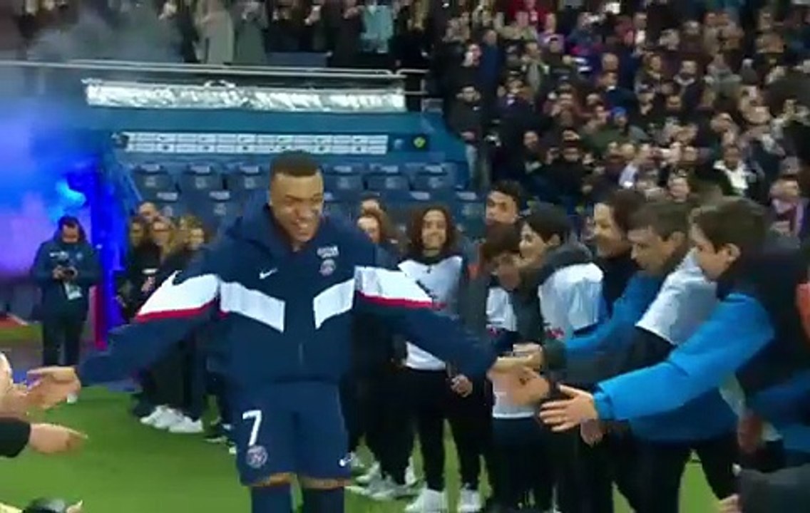 #Souvenir L’incroyable fête du Parc des Princes pour le 201e but de #Mbappé au #PSG en mars 2023 #dedicace aux #oublies : les #techniciens #son  #video #pirotechnique #lumieres #decoration … bref, les #métiers de l’ombre au service de la #star