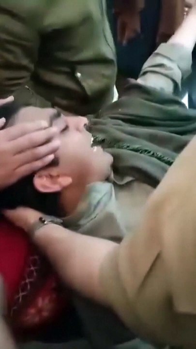 شاهد: بعد إصابته بطلق ناري.. زعيم حزب باكستاني...