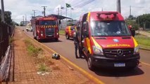 Poste cai em cima de carro em grave acidente na Rua Indira Gandhi