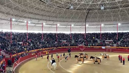 El respetuoso minuto de silencio por los guardias civiles en la plaza de toros de Valdemorillo