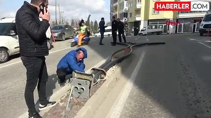 Keşan'da lodos nedeniyle aydınlatma direği triportörün üzerine devrildi