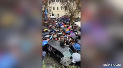 Sanremo, Mr.Rain canta 'Due Altalene' in mezzo alla gente