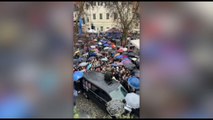Sanremo, Mr.Rain canta 'Due Altalene' in mezzo alla gente