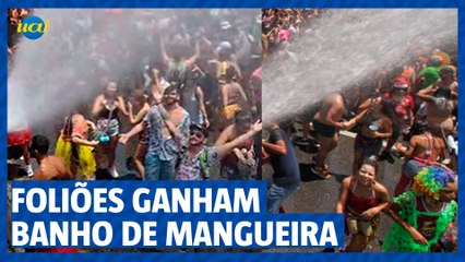 Foliões 'driblam' o calorão de BH com banho de mangueira