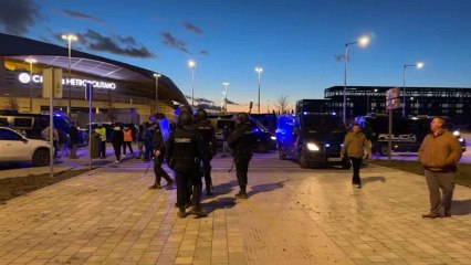 Manifestantes y policía en los alrededores del Civitas Metropolitano