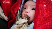 Gazzeli anne acıkan bebeğini susturabilmek için ona hurma ezmesi veriyor