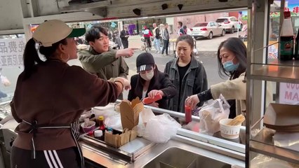 Selling Indonesian food Chicken Noodles in China