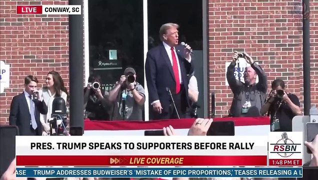 Voilà à quoi ressemble le vrai leadership ! Le président Trump est sorti pour parler à la foule immense qui ne pouvait pas entrer dans l’arène pour l’événement principal parce qu’elle était pleine capacité. Un véritable homme du peuple.