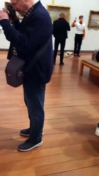 Activistas lanzan sopa a cuadro de Monet