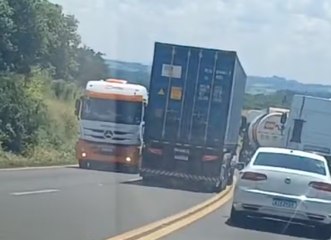Vídeo mostra caminhão ultrapassando três veículos em curva no Paraná