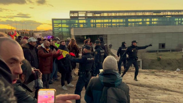 Momentos de tensión antes de las cargas policiales contra los manifestantes del sector agrario y transportista frente al Civitas Metropolitano.