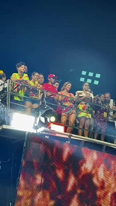Sheila Mello dança em trio de Filhos de Jorge durante saída do Bloco Fissura