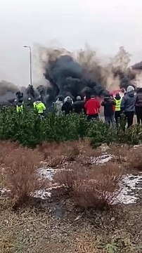 Des manifestations d'agriculteurs ont lieu ce soir en Angleterre et bloquent le port de Douvres. Les manifestations des agriculteurs frappent l'Angleterre ce soir alors qu'elles bloquent le port de Douvres
