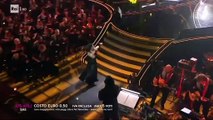 Angelina Mango cade durante l'esibizione finale di Sanremo 2024