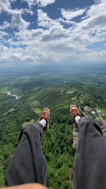 Parapente : Le parapente est un sport aérien où les participants volent à l'aide d'une voile légère attachée à leur corps.