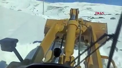 Van'da tipide kapanan mezra yolu 10 saatte açıldı