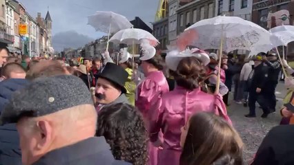 Dimanche Gras à Binche à l'heure de l'apéro sous le soleil