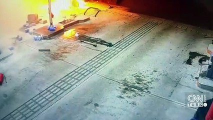 Gaz yerine frene basınca... Benzinlikte korku dolu anlar!