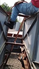 hati hati dalam memotong, jangan sampai kena barang yang sudah jadi