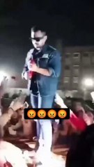 सिंगर आदित्य नारायण ने की बदसलूकी... पहले फैन को मारा फिर मोबाइल छीनकर फेंका, देंखें ये VIDEO