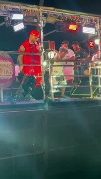 Tony Salles 'quebra tudo' com menino e leva público à loucura no Carnaval de Salvador