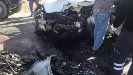 Sivas'ta iki hafif ticari araç çarpıştı: 1 ölü, 1 yaralı