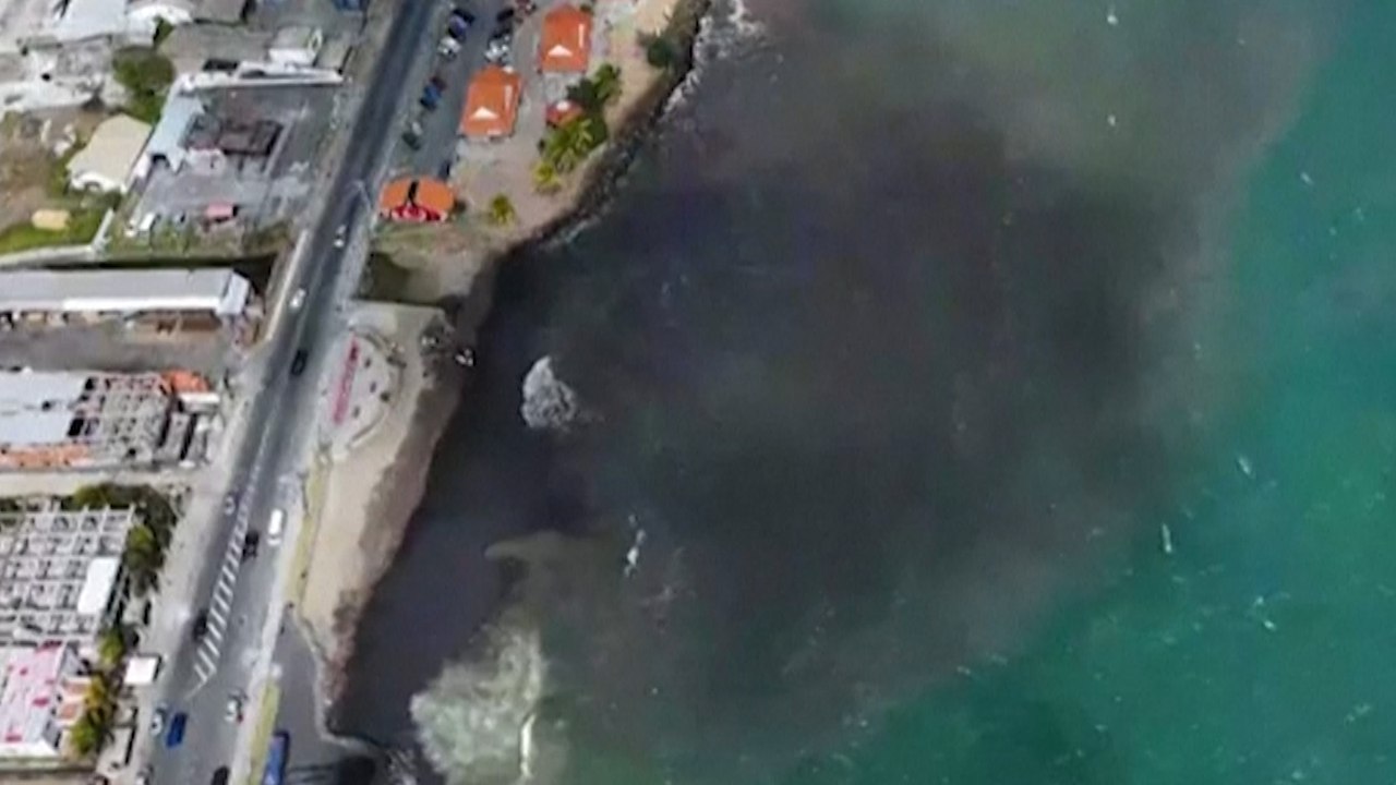 Caraïbes : une immense marée noire provoquée par un mystérieux navire