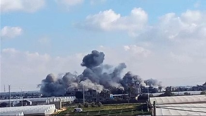 سحب من الدخان فوق رفح جراء القصف الإسرائيلي