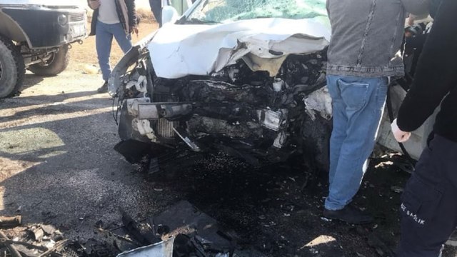 Kafa kafaya çarpışan araçlarda can pazarı: 1 ölü