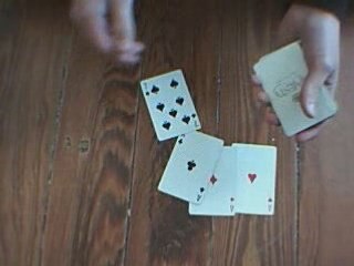 tour de cartes avec les 4 as qui apparaissent dans le jeu pa