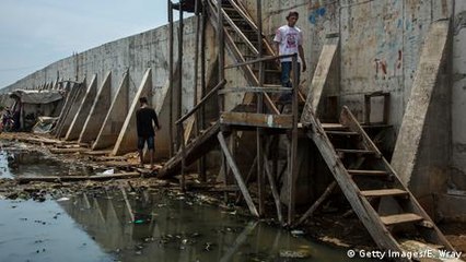 Bewohner eines indonesischen Dorfes passen sich dem Leben auf untergehendem Land an