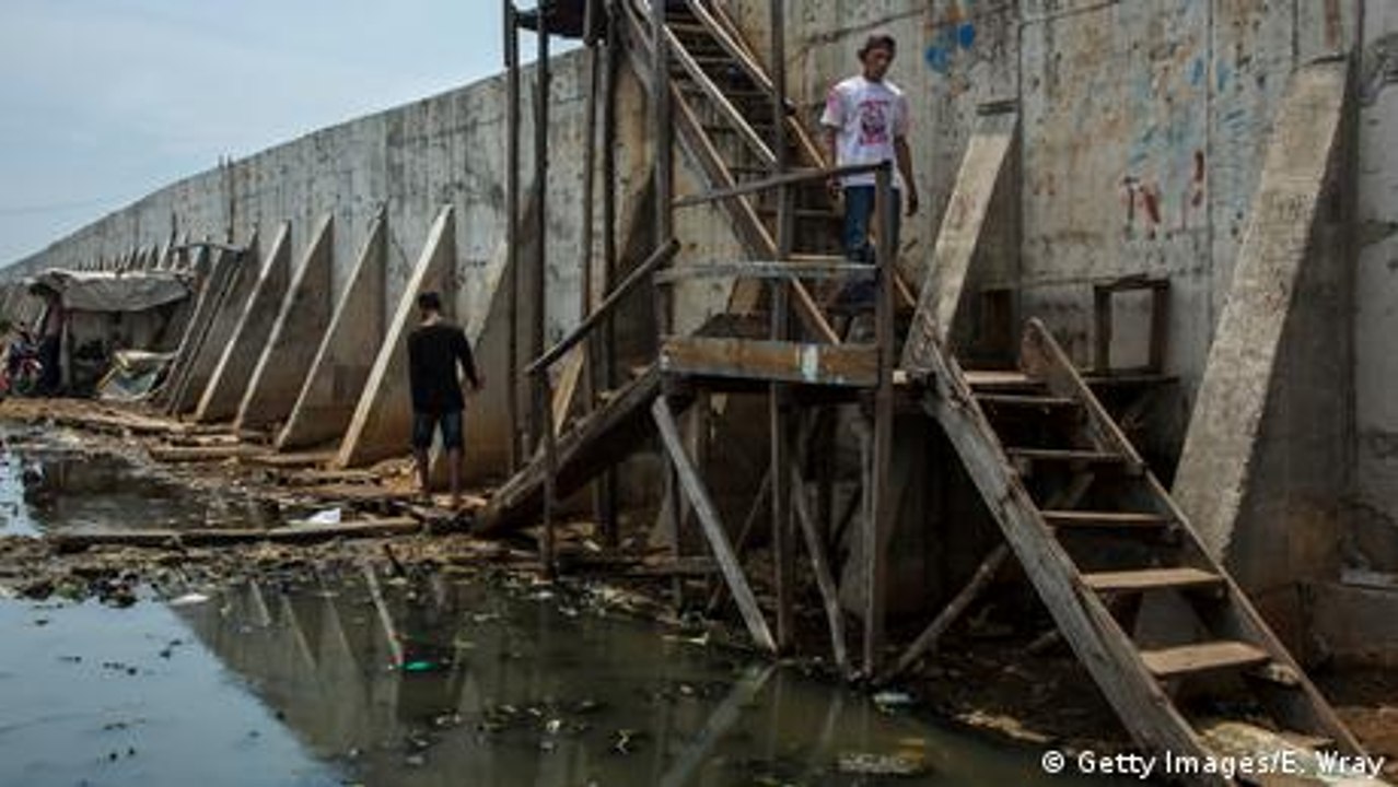 Bewohner eines indonesischen Dorfes passen sich dem Leben auf untergehendem Land an